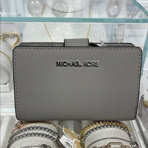 MICHAEL KORS Medium Saffiano Leather Bifold Zip CN Wallet
PEARL GREY
NWT